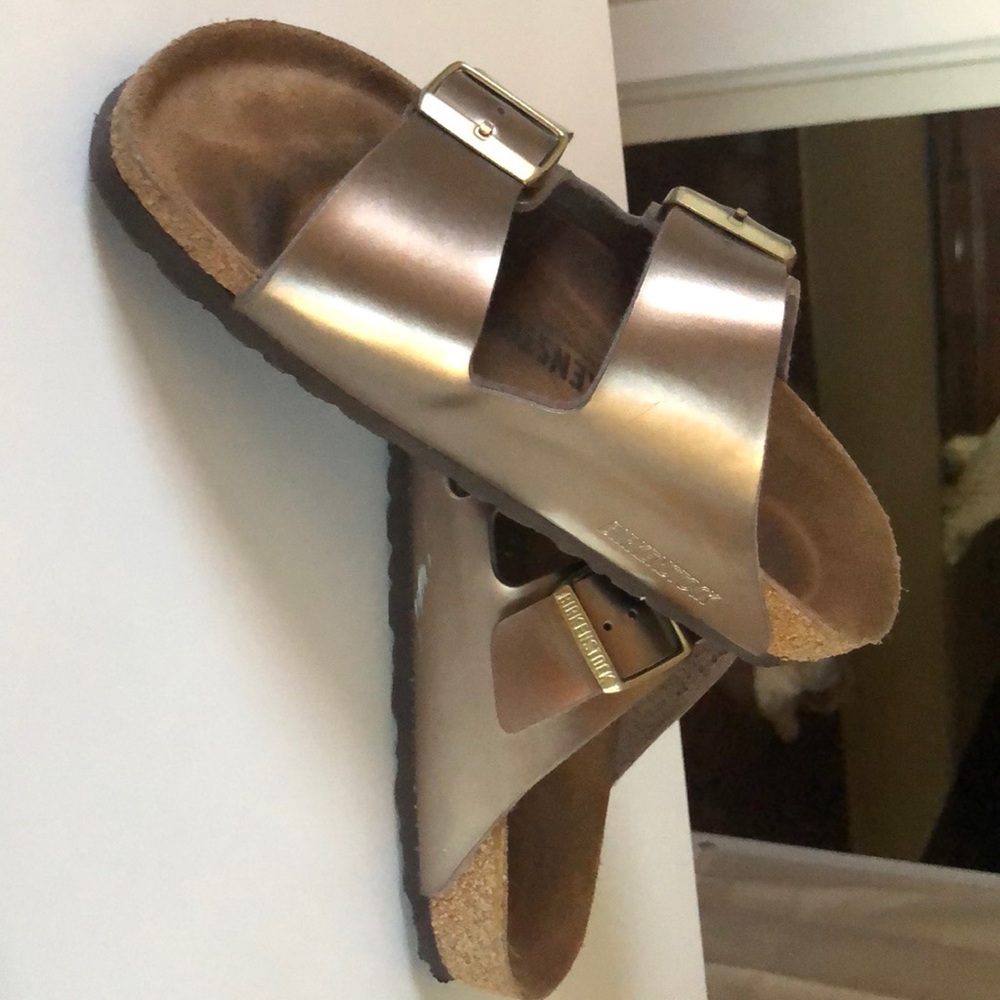 Birkenstock sandals.: bronze/golden